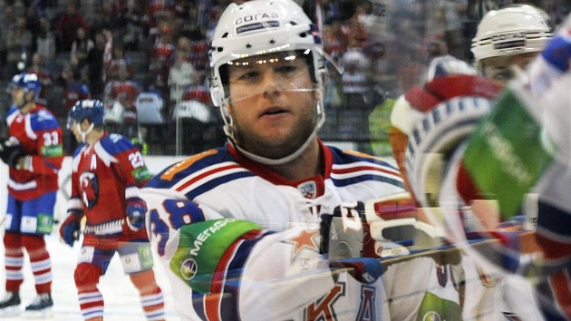 OSLAVA. Petrohradsk hokejista Kevin Dallman se se spoluhri raduje po vstelen brance v utkn v Praze.