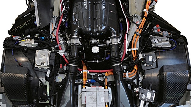 Nov karbonov prostorov rm kabiny chystanho superferrari F70. Pohled do motorovho prostoru.