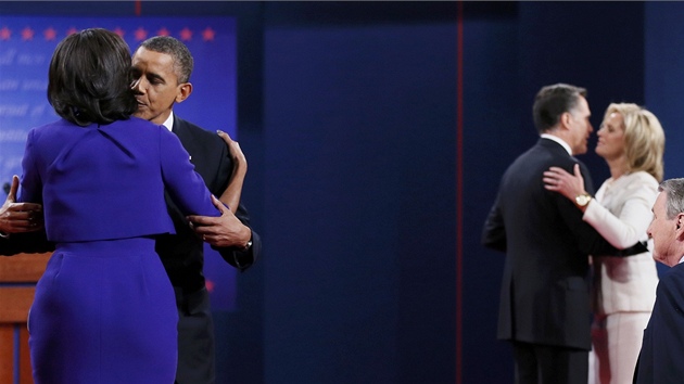Prezidentsk kandidty Baracka Obamu a Mitta Romneyho zdrav na pdiu po televizn debat jejich manelky (3. jna 2012)