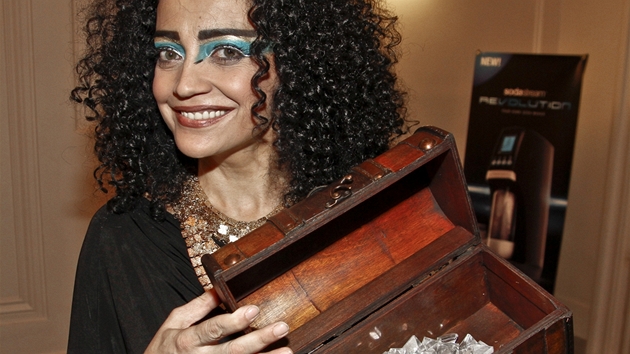 Lucie Bl po premie muziklu Aida s truhlou s pokladem