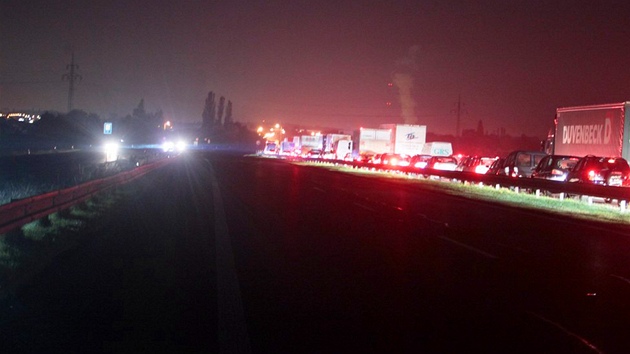 nik plynu z peerpvac stanice u Bezdna na Mladoboleslavsku v pondl veer na necel ti hodiny zastavil provoz na blzk rychlostn silnici R10 mezi 39. a 44. kilometrem. Krtce po plnoci byla silnice v obou smrech opt prjezdn. (1. jna 2012)