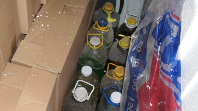 V dodvce v eskm Tn leely krabice s lahvemi naplnnmi neleglnm alkoholem. (4. jna 2012)