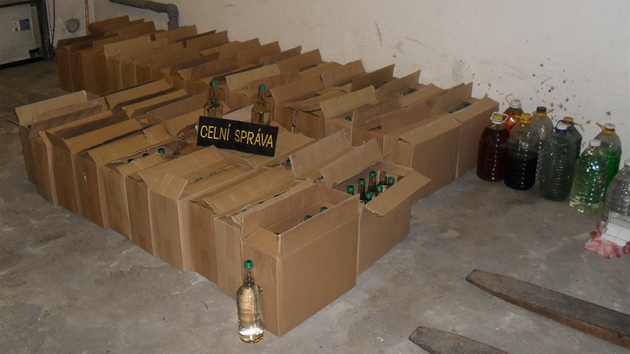 V eskm Tn celnci zabavili stovky litr neleglnho alkoholu. (4. jna 2012)