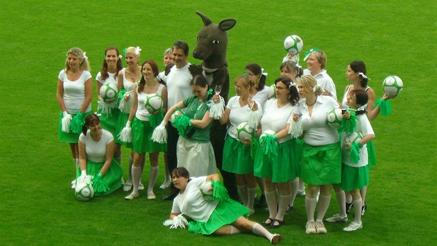 "Ke 40. narozeninm jsme s kamarkami manelovi na stadionu na Bohemce secviily vystoupen roztleskvaek. Dlaly jsme obrazce v krepovch suknkch. Nikdy bych nevila, jak je 1:58 dlouh," vzpomn Jaroslava Tomov (uprosted v zelenm triku).