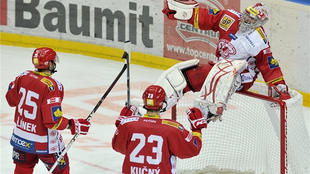 RADOST SLAVIE. Brank Slavie Miroslav Kopiva (vpravo) se raduje se svmi spoluhri z vtzstv v derby.