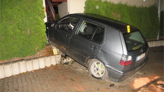 Automobil skonil ve zdi rodinného domu. Sedmadvacetiletý idi se k pití