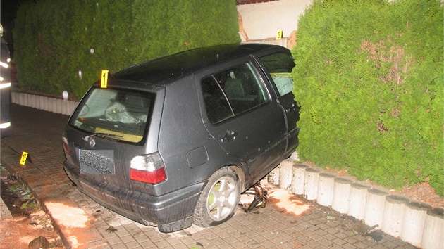 Automobil skonil ve zdi rodinnho domu. Sedmadvacetilet idi se k pit alkoholu ped jzdou piznal.