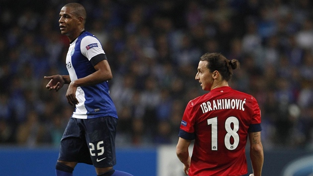 Zlatan Ibrahimovic z Pa St. Germain a Fernando z FC Porto v utkn Ligy mist.