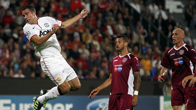 Van Persie z Manchesteru United hlavou skruje v duelu s domc Klu