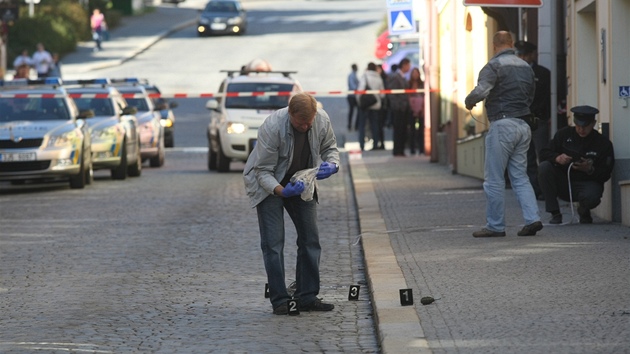 Pi zaten nechal lupi na ulici ped bankou mimo jin grant a jednu botu. Policist celou Horn ulici uzaveli.