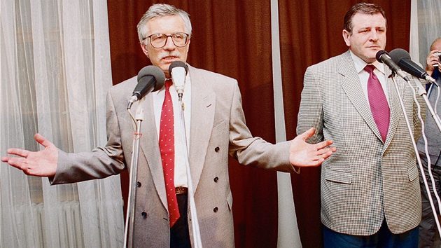 Jihlava, jen 1992. Vclav Klaus a Vladimr Meiar na non tiskov konferenci pot, co se dohodli na jednom z prvnch krok smujcch k rozpadu eskoslovenska.