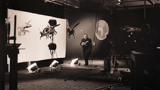 Karel Zeman v ateliru pi naten filmu Baron Pril
