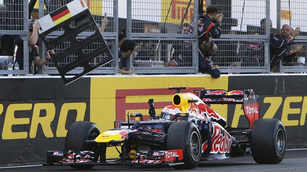 RED BULL JS. Sebastian Vettel slav vtzstv ve Velk cen Japonska.  
