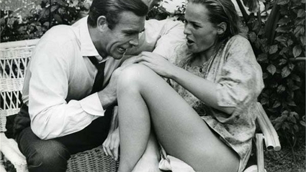 Sean Connery a Ursula Andressov bhem naten bondovky Dr. No.