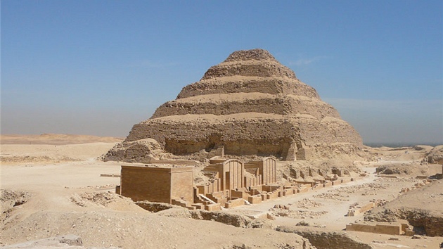Zpsku se vynouj zarovnan zceniny skupiny staveb, chrm a palc, postavench pro zesnulho faraona.