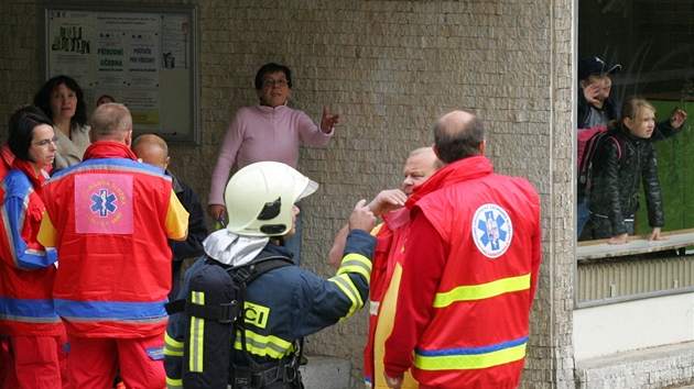 Piblin est stovek dt ze Zkladn koly Jana Amose Komenskho v Kollrov ulici v Karlovch Varech evakuovali hasii kvli niku plynu.