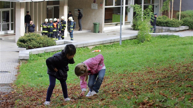 Piblin est stovek dt ze Zkladn koly Jana Amose Komenskho v Kollrov ulici v Karlovch Varech evakuovali hasii kvli niku plynu.