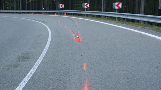 Ptaticetilet motork jel nedaleko ervenohorskho sedla zejm pli rychle a nezvldl zatku. Jeho stroj pak narazil do svodidel, on sm pod svodidly podjel a skonil v lese vedle silnice. 
