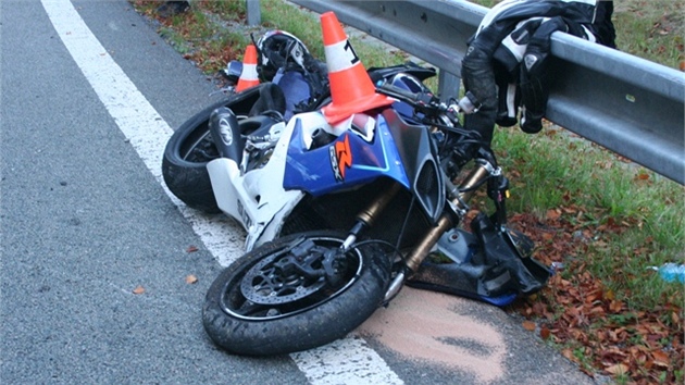 Ptaticetilet motork jel nedaleko ervenohorskho sedla zejm pli rychle a nezvldl zatku. Jeho stroj pak narazil do svodidel, on sm pod svodidly podjel a skonil v lese vedle silnice. 
