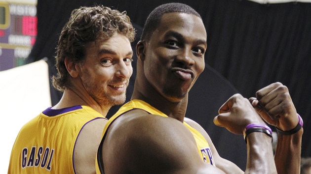 KOUKEJTE TY SVALY! Dwight Howard se chlub svmi bicepsy, v pozad se usmv Pau Gasol, jeho nov spoluhr z LA Lakers.