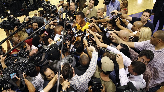 CO JSEM JET NEEKL? Dwight Howard, novek v dresu LA Lakers, v obklopen losangeleskmi mdii.