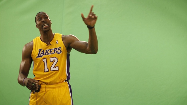 Dwight Howard z Los Angeles Lakers ertuje pi oficilnm focen.