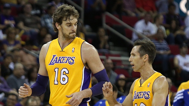 TROKU BYCH TO ZMNIL. Steve Nash (vpravo) a Pau Gasol debatuj o he LA Lakers.