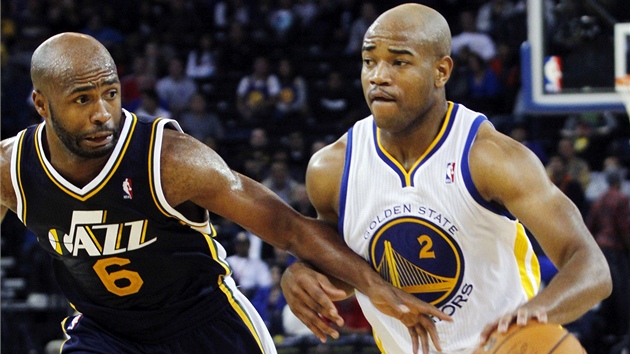 Jarrett Jack (vpravo) z Golden State obchz Jamaala Tinsleyho z Utahu.