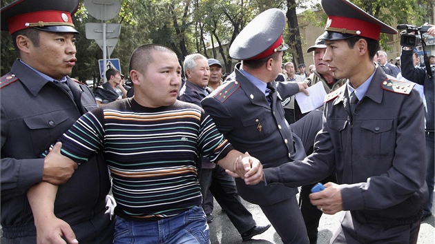 Kyrgyzsk policie zasahuje proti demonstrantm v Bikeku (3. jna 2012)
