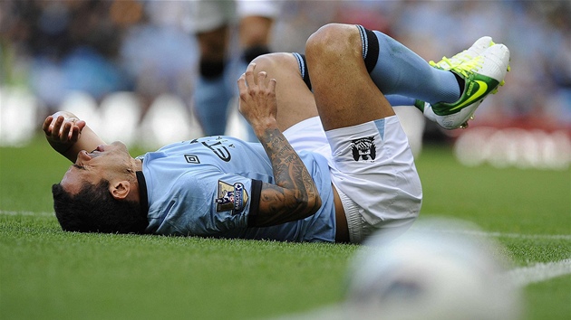 UTRPEN NA PERFEKTNM PAITU. Carlos Tvez z Manchesteru City v bolestech bhem zpasu se Sunderlandem.