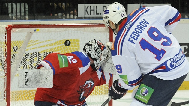 PEKONANÝ LEV. Fedor Fjodorov z Petrohradu pekonává Tomáe Pöpperleho,