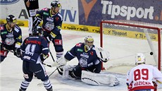 Liberecká obrana sleduje, jak brankář Pavelec dostává druhý gól. Slávista Liberecká obrana sleduje, jak brankář Pavelec dostává druhý gól. Slávista