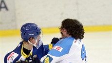 Pěstní souboje, bitky, tvrdé střety... to byl souboj domácí Komety Brno a Pěstní souboje, bitky, tvrdé střety... to byl souboj domácí Komety Brno a
