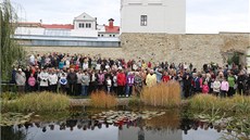 Na odhalení Havlovy busty se pily podívat desítky lidí.