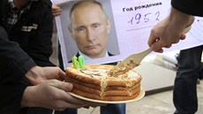 Aktivisté rozkrájeli dort ped plakátem, který znázoroval Putinovu seniorskou