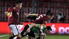 ASI UPADNU. Ibai Gomez z Athleticu Bilbao padá po souboji s Václavem Kadlecem