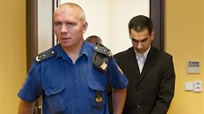 Dvacetiletý Lukáš Dýma z Broumovska u Krajského soudu v Hradci Králové (4. 10. Dvacetiletý Lukáš Dýma z Broumovska u Krajského soudu v Hradci Králové (4. 10.