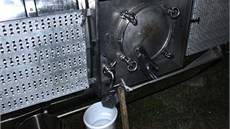 Drobný únik oleje pes pepadové potrubí zachytávali hasii do pipravených
