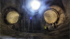 Eskalátorový tunel mezi traovými tunely je vyraen správn, tedy mírn ikmo k...