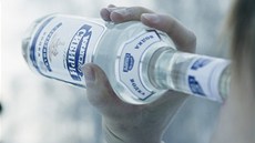 Rus popíjí vodku přímo z lahve. Rus popíjí vodku přímo z lahve.