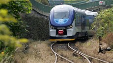 První motorový vlak RegioShark na kolejích v Karlovarském kraji.