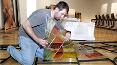 Pracovníci Muzea umní a umleckého ateliéru dva dny obnovovali tymetrovou vitrá Karla Svolinského, která byla ozdobou EXPA 1958, ale pak na pl století skonila v bednách.