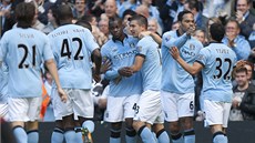 RADOST V BLEDMODRÉM. Fotbalisté Manchesteru City se radují z gólu Aleksandara