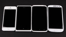 pikové bílé smartphony: Apple iPhone 5, HTC One X, Nokia Lumia 900 a Samsung
