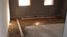 Podkladní beton v obývacím pokoji. Pod pvodní devnou podlahou se velice...