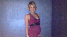 Thotná Shakira ukázala rostoucí bicho (7. íjna 2012).
