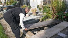 David Stejskal odkrývá starou hrobku.