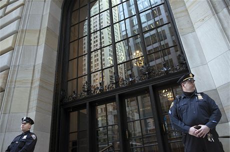 Policisté hlídají vstup do budovy centrální banky Spojených stát (17. íjna