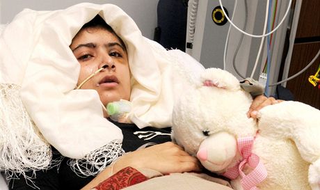 Patnáctiletá blogerka Malála Júsufzajová se zotavuje po útoku Talibanu