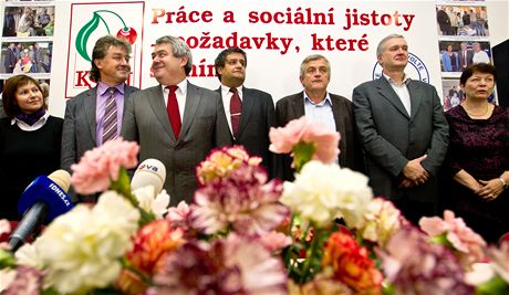 Vedení KSM pi tiskové konferenci k výsledkm senátních a krajských voleb (13.
